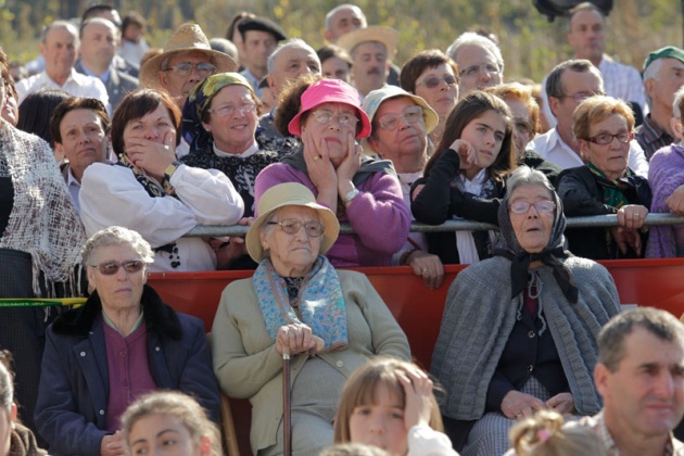 Los vecinos de San Tirso de Abres, el municipio ms occidental de Asturias, se volcaron durante la maana del sbado ante la visita de los Prncipes de Asturias, don Felipe y doa Letizia para entregar en la localidad el galardn "Pueblo ejemplar".