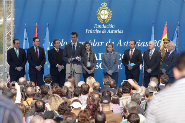 Los vecinos de San Tirso de Abres, el municipio ms occidental de Asturias, se volcaron durante la maana del sbado ante la visita de los Prncipes de Asturias, don Felipe y doa Letizia para entregar en la localidad el galardn "Pueblo ejemplar".