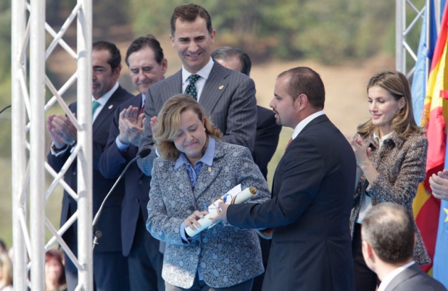 Los vecinos de San Tirso de Abres, el municipio ms occidental de Asturias, se volcaron durante la maana del sbado ante la visita de los Prncipes de Asturias, don Felipe y doa Letizia para entregar en la localidad el galardn "Pueblo ejemplar".