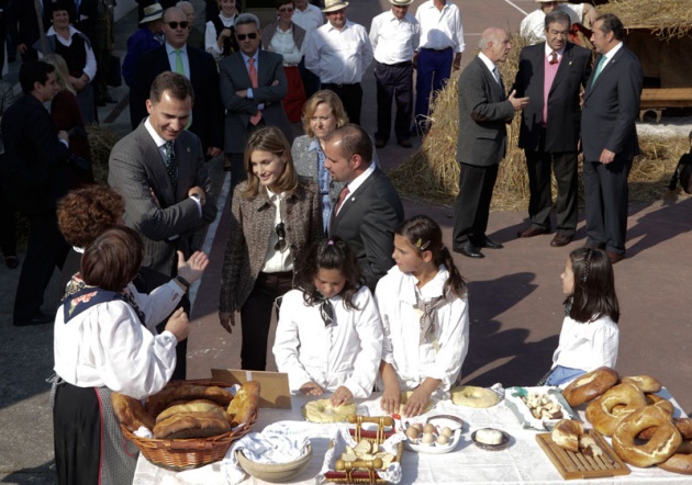 Los vecinos de San Tirso de Abres, el municipio ms occidental de Asturias, se volcaron durante la maana del sbado ante la visita de los Prncipes de Asturias, don Felipe y doa Letizia para entregar en la localidad el galardn "Pueblo ejemplar".