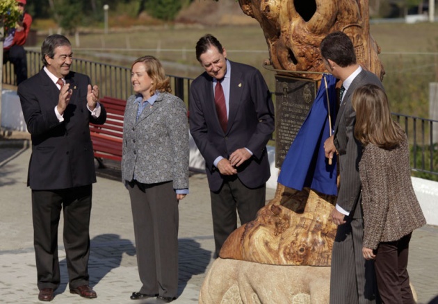 Los vecinos de San Tirso de Abres, el municipio ms occidental de Asturias, se volcaron durante la maana del sbado ante la visita de los Prncipes de Asturias, don Felipe y doa Letizia para entregar en la localidad el galardn "Pueblo ejemplar".