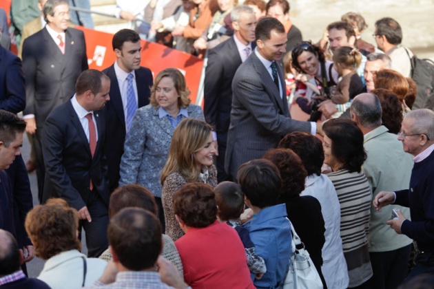 Los vecinos de San Tirso de Abres, el municipio ms occidental de Asturias, se volcaron durante la maana del sbado ante la visita de los Prncipes de Asturias, don Felipe y doa Letizia para entregar en la localidad el galardn "Pueblo ejemplar".