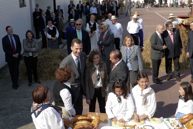 Los vecinos de San Tirso de Abres, el municipio ms occidental de Asturias, se volcaron durante la maana del sbado ante la visita de los Prncipes de Asturias, don Felipe y doa Letizia para entregar en la localidad el galardn "Pueblo ejemplar".