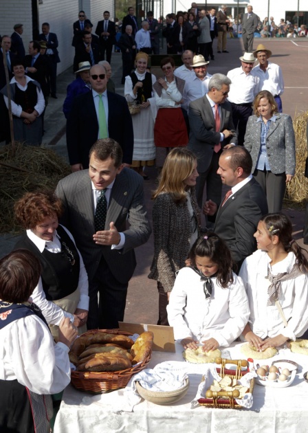 Los vecinos de San Tirso de Abres, el municipio ms occidental de Asturias, se volcaron durante la maana del sbado ante la visita de los Prncipes de Asturias, don Felipe y doa Letizia para entregar en la localidad el galardn "Pueblo ejemplar".