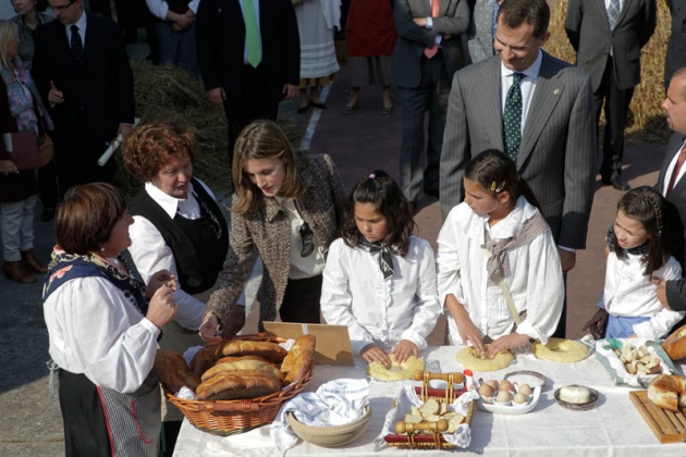 Los vecinos de San Tirso de Abres, el municipio ms occidental de Asturias, se volcaron durante la maana del sbado ante la visita de los Prncipes de Asturias, don Felipe y doa Letizia para entregar en la localidad el galardn "Pueblo ejemplar".