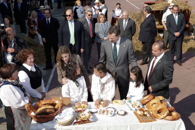 Los vecinos de San Tirso de Abres, el municipio ms occidental de Asturias, se volcaron durante la maana del sbado ante la visita de los Prncipes de Asturias, don Felipe y doa Letizia para entregar en la localidad el galardn "Pueblo ejemplar".