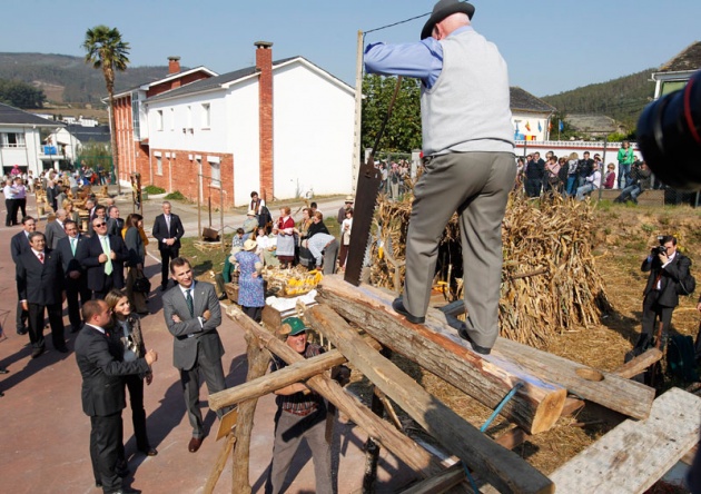 Los vecinos de San Tirso de Abres, el municipio ms occidental de Asturias, se volcaron durante la maana del sbado ante la visita de los Prncipes de Asturias, don Felipe y doa Letizia para entregar en la localidad el galardn "Pueblo ejemplar".