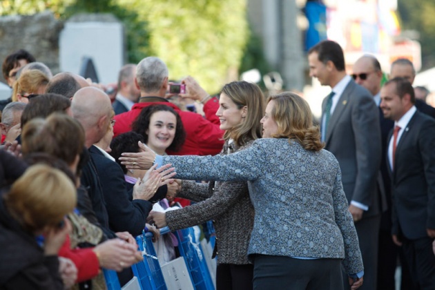 Los vecinos de San Tirso de Abres, el municipio ms occidental de Asturias, se volcaron durante la maana del sbado ante la visita de los Prncipes de Asturias, don Felipe y doa Letizia para entregar en la localidad el galardn "Pueblo ejemplar".