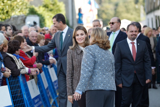 Los vecinos de San Tirso de Abres, el municipio ms occidental de Asturias, se volcaron durante la maana del sbado ante la visita de los Prncipes de Asturias, don Felipe y doa Letizia para entregar en la localidad el galardn "Pueblo ejemplar".