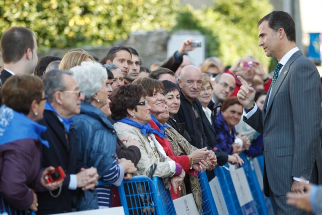 Los vecinos de San Tirso de Abres, el municipio ms occidental de Asturias, se volcaron durante la maana del sbado ante la visita de los Prncipes de Asturias, don Felipe y doa Letizia para entregar en la localidad el galardn "Pueblo ejemplar".