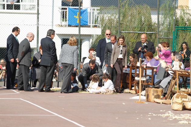 Los vecinos de San Tirso de Abres, el municipio ms occidental de Asturias, se volcaron durante la maana del sbado ante la visita de los Prncipes de Asturias, don Felipe y doa Letizia para entregar en la localidad el galardn "Pueblo ejemplar".