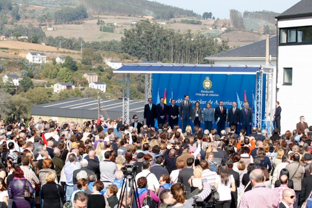 Los vecinos de San Tirso de Abres, el municipio ms occidental de Asturias, se volcaron durante la maana del sbado ante la visita de los Prncipes de Asturias, don Felipe y doa Letizia para entregar en la localidad el galardn "Pueblo ejemplar".