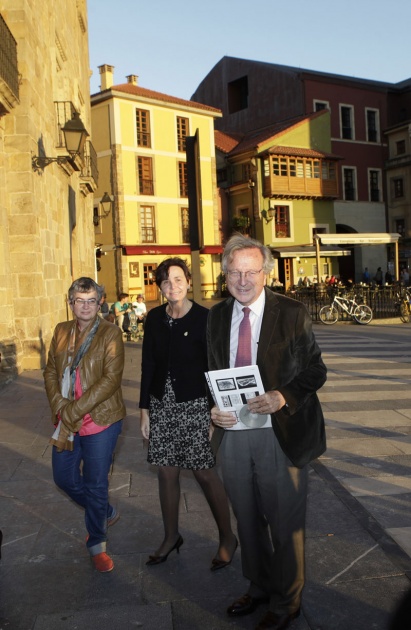 Moneo recorri la muestra y dio detalladas explicaciones de cada una de las maquetas y fotos