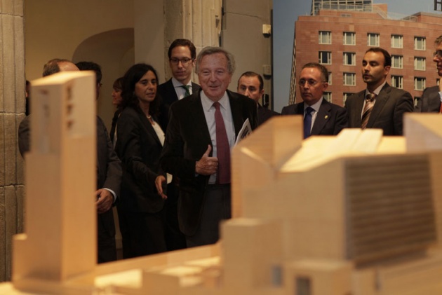 Moneo recorri la muestra y dio detalladas explicaciones de cada una de las maquetas y fotos