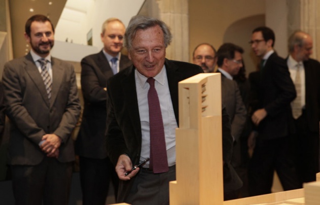 Moneo recorri la muestra y dio detalladas explicaciones de cada una de las maquetas y fotos