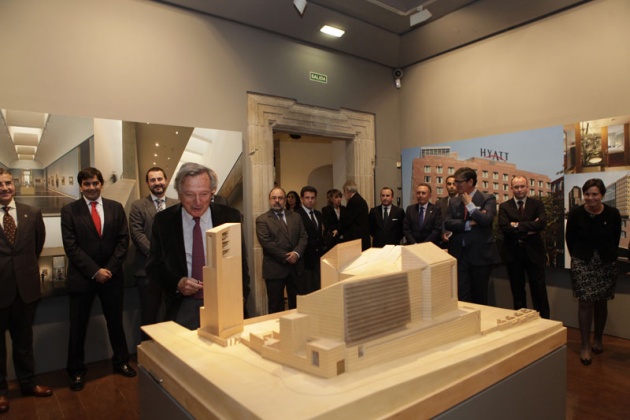 Moneo recorri la muestra y dio detalladas explicaciones de cada una de las maquetas y fotos