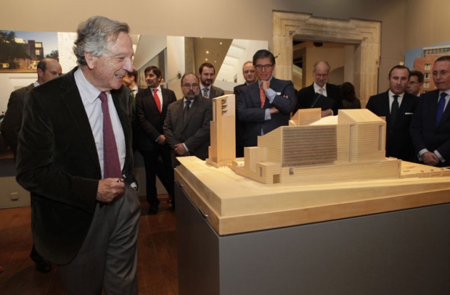 Moneo recorri la muestra y dio detalladas explicaciones de cada una de las maquetas y fotos