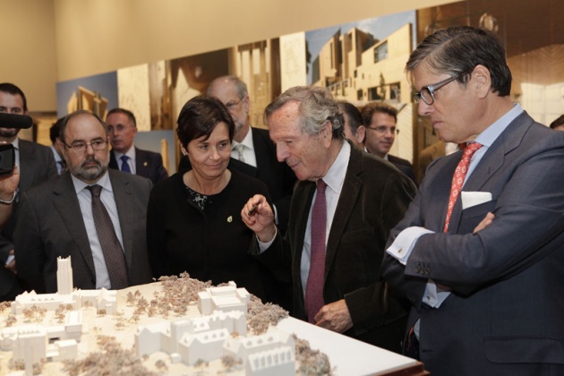 Moneo recorri la muestra y dio detalladas explicaciones de cada una de las maquetas y fotos