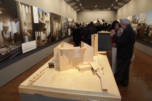 Moneo recorri la muestra y dio detalladas explicaciones de cada una de las maquetas y fotos