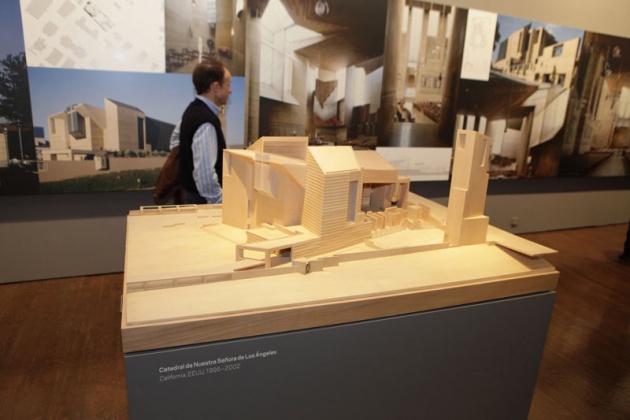 Moneo recorri la muestra y dio detalladas explicaciones de cada una de las maquetas y fotos