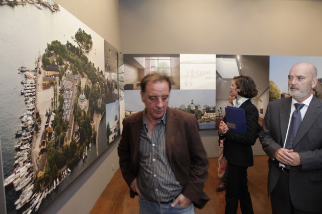 Moneo recorri la muestra y dio detalladas explicaciones de cada una de las maquetas y fotos