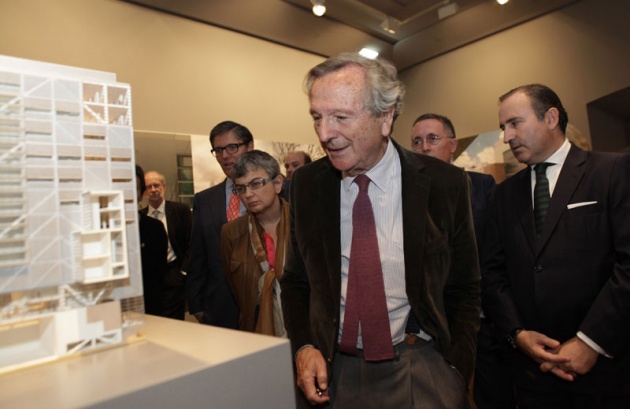 Moneo recorri la muestra y dio detalladas explicaciones de cada una de las maquetas y fotos