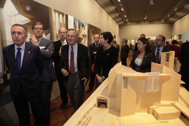 Moneo recorri la muestra y dio detalladas explicaciones de cada una de las maquetas y fotos