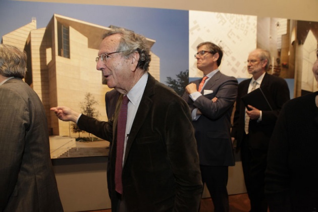 Moneo recorri la muestra y dio detalladas explicaciones de cada una de las maquetas y fotos