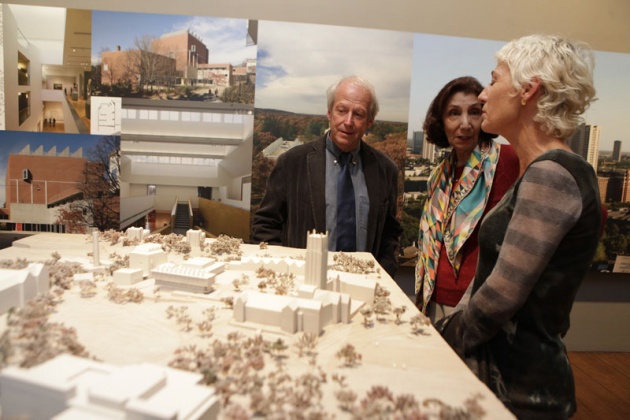 Moneo recorri la muestra y dio detalladas explicaciones de cada una de las maquetas y fotos