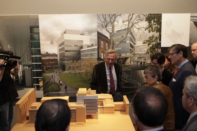 Moneo recorri la muestra y dio detalladas explicaciones de cada una de las maquetas y fotos