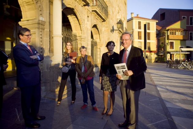 Moneo recorri la muestra y dio detalladas explicaciones de cada una de las maquetas y fotos