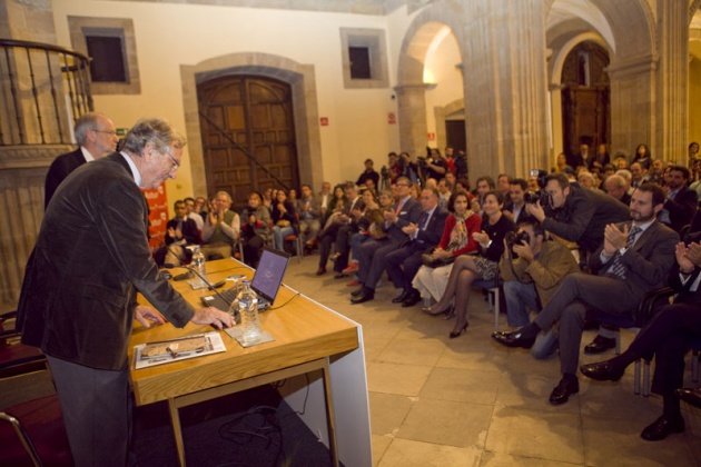 Moneo recorri la muestra y dio detalladas explicaciones de cada una de las maquetas y fotos