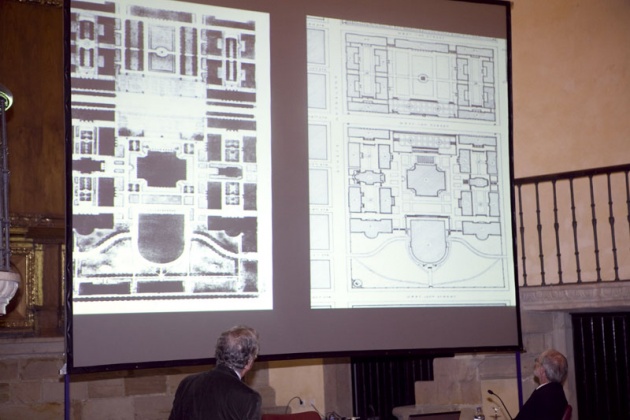 Moneo recorri la muestra y dio detalladas explicaciones de cada una de las maquetas y fotos