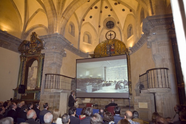 Moneo recorri la muestra y dio detalladas explicaciones de cada una de las maquetas y fotos