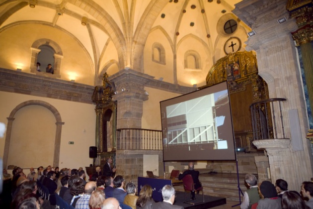 Moneo recorri la muestra y dio detalladas explicaciones de cada una de las maquetas y fotos