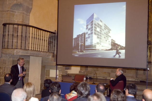 Moneo recorri la muestra y dio detalladas explicaciones de cada una de las maquetas y fotos