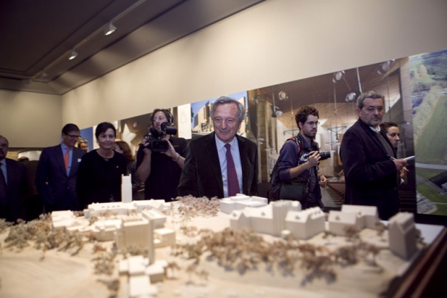 Moneo recorri la muestra y dio detalladas explicaciones de cada una de las maquetas y fotos