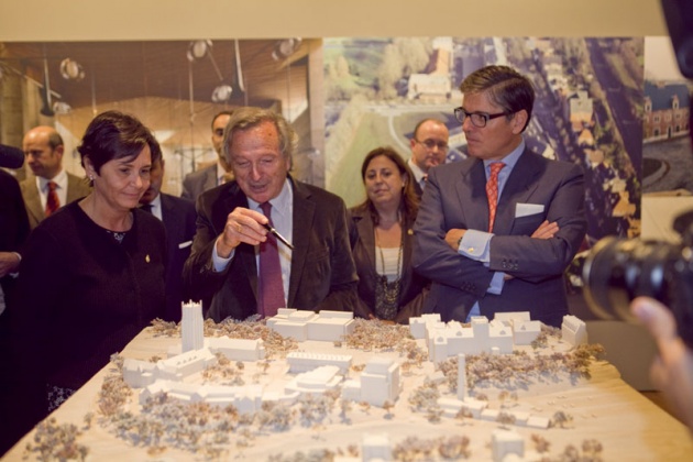 Moneo recorri la muestra y dio detalladas explicaciones de cada una de las maquetas y fotos