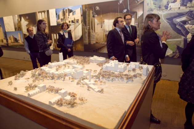 Moneo recorri la muestra y dio detalladas explicaciones de cada una de las maquetas y fotos