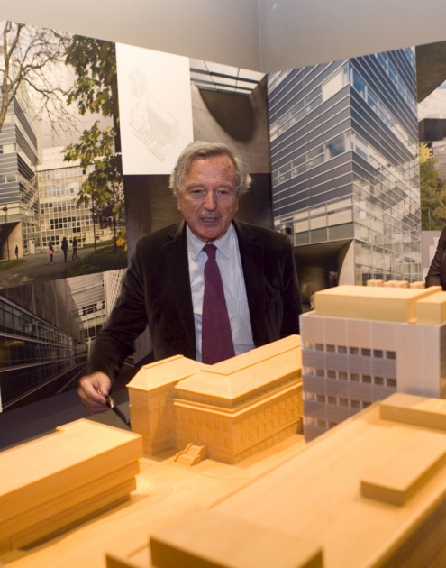 Moneo recorri la muestra y dio detalladas explicaciones de cada una de las maquetas y fotos