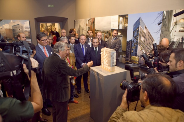 Moneo recorri la muestra y dio detalladas explicaciones de cada una de las maquetas y fotos