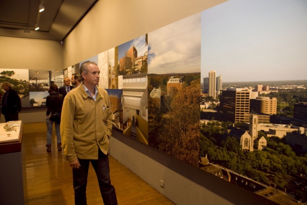 Moneo recorri la muestra y dio detalladas explicaciones de cada una de las maquetas y fotos