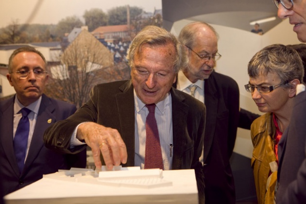 Moneo recorri la muestra y dio detalladas explicaciones de cada una de las maquetas y fotos