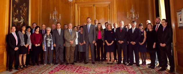 Los Prncipes de Asturias con miembros del Comit Autonmico de Cruz Roja.