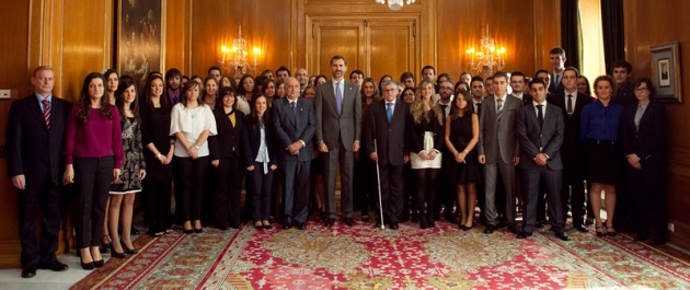 Los Prncipes de Asturias estudiantes que han obtenido los premios fin de carrera de la Universidad de Oviedo.