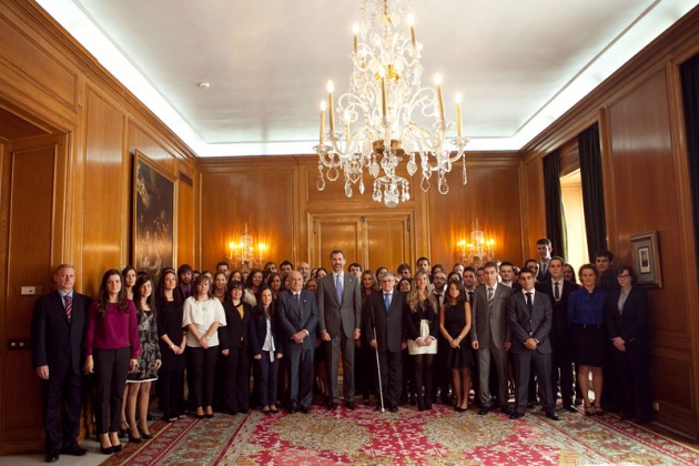 Los Prncipes de Asturias estudiantes que han obtenido los premios fin de carrera de la Universidad de Oviedo.