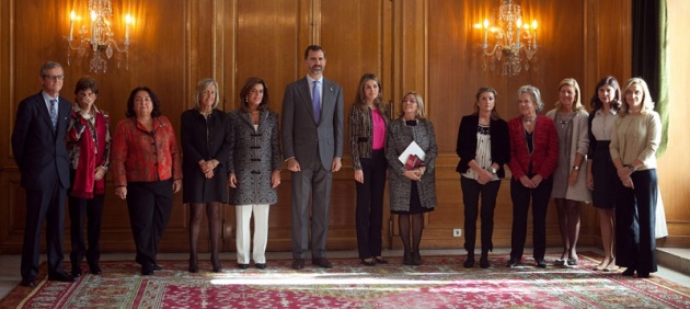 Los Prncipes con representantes de otra entidad social, la Asociacin Nuevo Futuro de Asturias.