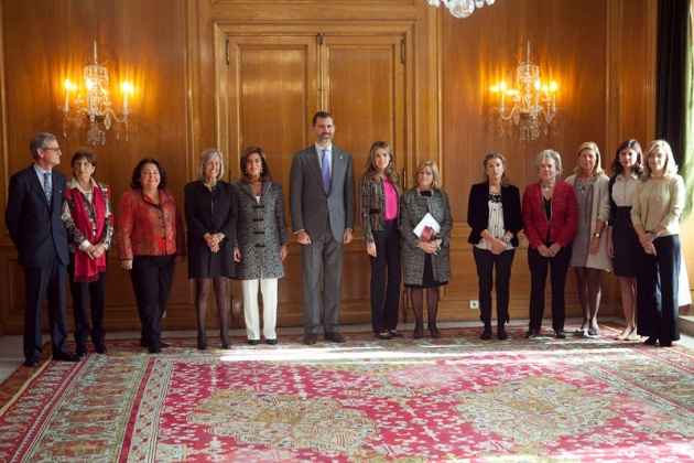 Los Prncipes con representantes de otra entidad social, la Asociacin Nuevo Futuro de Asturias.