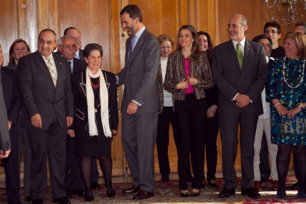 Los Prncipes con representantes de la Fundacin Banco de Alimentos de Asturias.