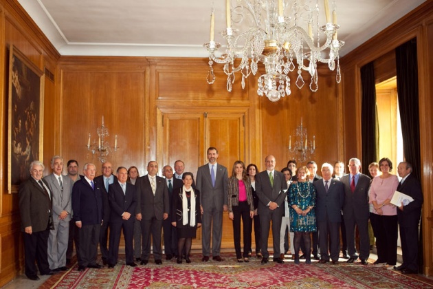 Los Prncipes con representantes de la Fundacin Banco de Alimentos de Asturias.